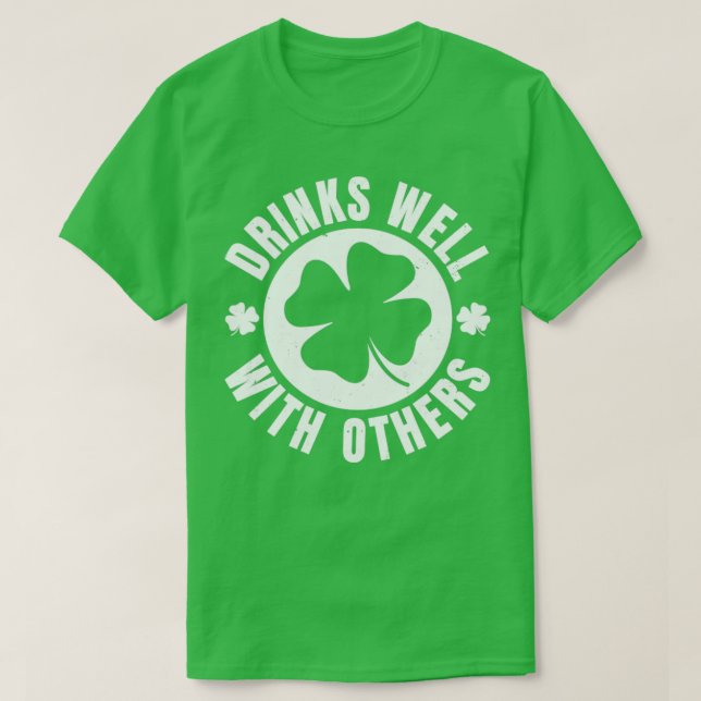 Dricker bra med andra St patricks day Funny St P T Shirt (Design framsida)