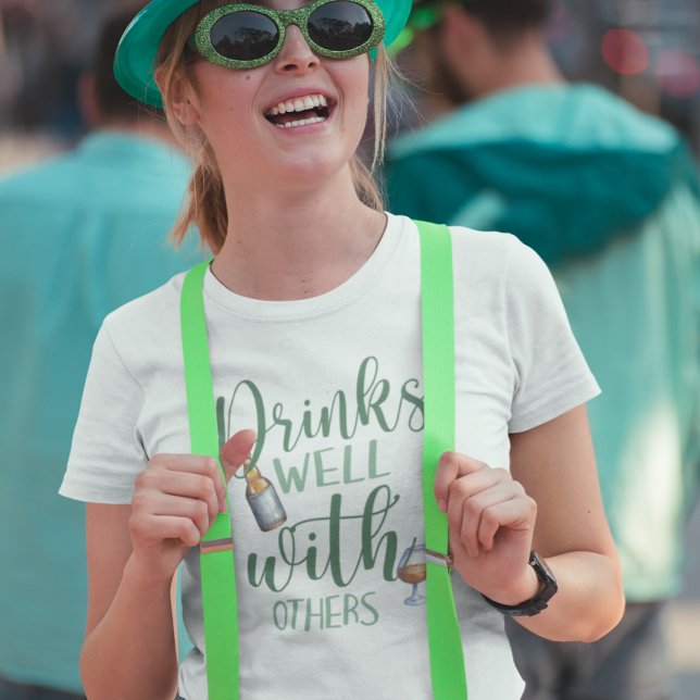 Dricker bra med andra St. Patrick's Day T Shirt (Skapare uppladdad)