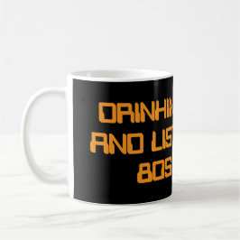 Dricker kaffe och lyssnar på 80-talsmusik kaffemugg