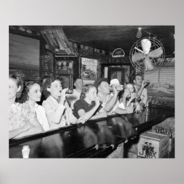 Dricker på en bar i Louisiana, 1938. Gammalt foto Poster