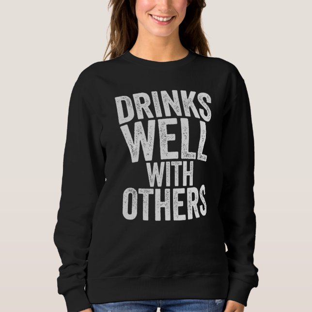 Dricker Väl Med Andra   Dricker T Shirt (Framsida)