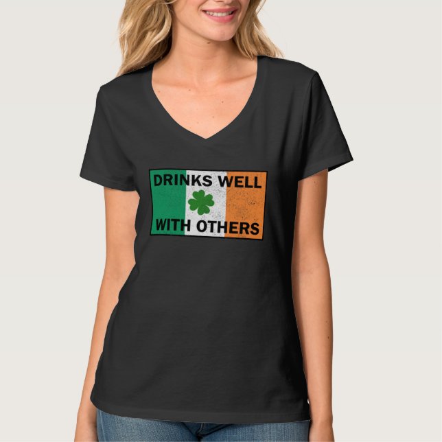 Dricker Väl Med Andra Irländsk Flagga St Patricks  T Shirt (Framsida)