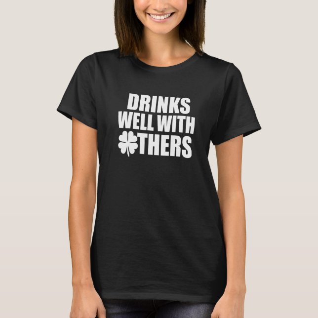 Dricker Väl Med Andra Saint Patrick's Day Berusad T Shirt (Framsida)