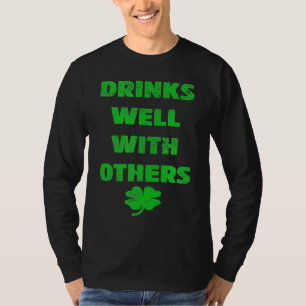 Dricker Väl Med Andra Som Dricker Saint Paddys Da T Shirt