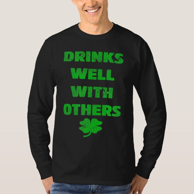 Dricker Väl Med Andra Som Dricker  Saint Paddys Da T Shirt (Framsida)