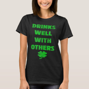Dricker Väl Med Andra Som Dricker Saint Paddys Da T Shirt