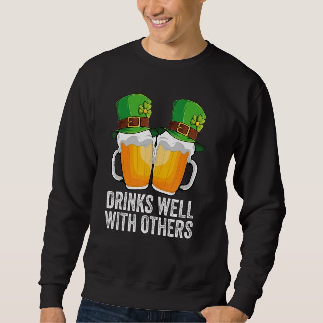 Dricker Väl Med Andra St. Patrick's Dag Berusad Lång Ärmad Tröja (Framsida)