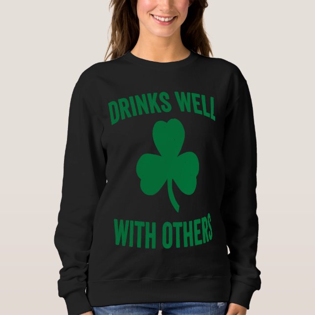 Dricker Väl Med Andra  St Patricks Drickfest T Shirt (Framsida)