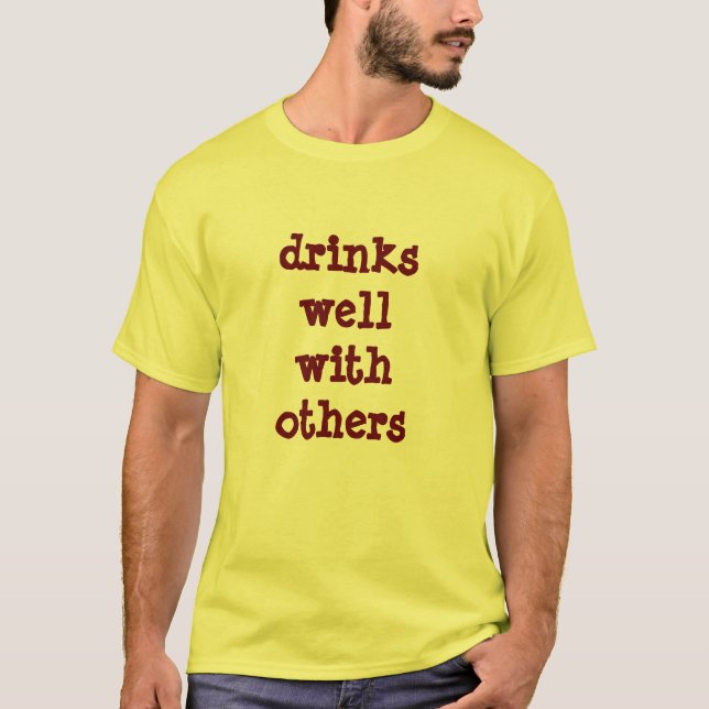 dricker väl med andra tee shirt (Framsida)