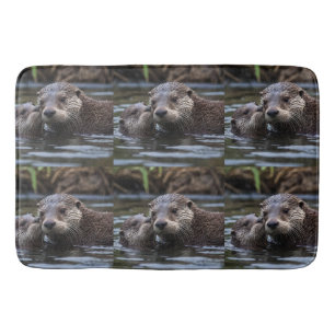 **"Drift i Kärlek: Mummy och Baby Otter"** Badrumsmatta