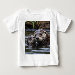 Drift i Kärlek: Mummy och Baby Otter i floden T Shirt