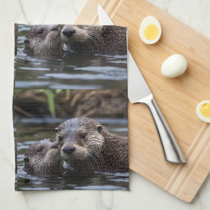 **"Drift i Kärlek: Mummy och Baby Otter"** Kökshandduk