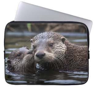 **"Drift i Kärlek: Mummy och Baby Otter"** Laptop Fodral