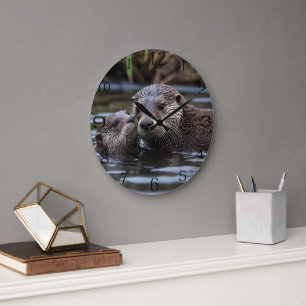 **"Drift i Kärlek: Mummy och Baby Otter"** Stor Klocka