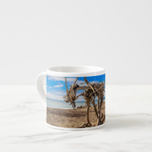 Driftwood-grafik på Hokitika Beach, Nya Zeeland Espressomugg