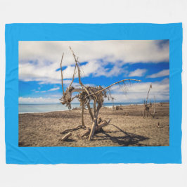Driftwood-grafik på Hokitika Beach, Nya Zeeland Fleecefilt