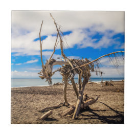 Driftwood-grafik på Hokitika Beach, Nya Zeeland Kakelplatta