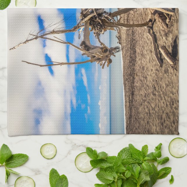 Driftwood-grafik på Hokitika Beach, Nya Zeeland Kökshandduk (Vikta)