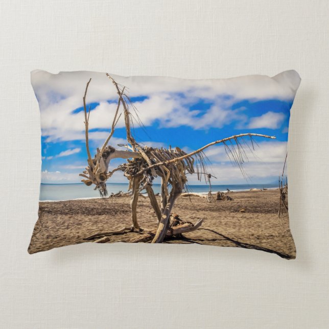 Driftwood-grafik på Hokitika Beach, Nya Zeeland Prydnadskudde (Baksidan)