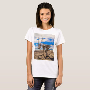 Driftwood-grafik på Hokitika Beach, Nya Zeeland T Shirt