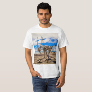 Driftwood-grafik på Hokitika Beach, Nya Zeeland T Shirt