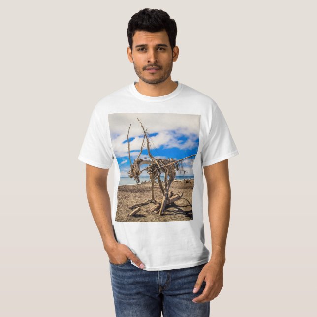 Driftwood-grafik på Hokitika Beach, Nya Zeeland T Shirt (Hel framsida)