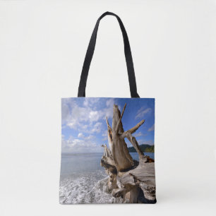 Driftwood på shorelinen av den franska stranden tygkasse