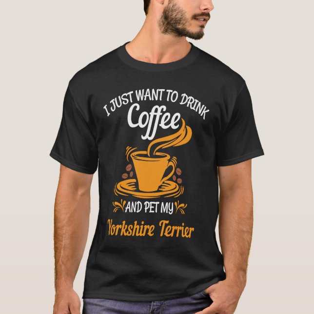 Drink coffee pet my Yorkshire Terrier fun T Shirt (Framsida)