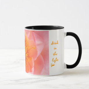 Drink i den ljusa muggen mugg