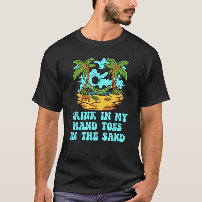 Drink in My Hand Toes in the Sand Beach Drinking O T Shirt (Framsida)
