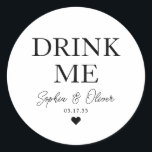 DRINK ME Dessert Candy Pub Heart Wedor Favor Runt Klistermärke<br><div class="desc">Ett klassiskt svart Bröllop-märke i Tack med texten "Drink Me" i ett klassiskt modernt teckensnitt i eleganten. Du kan enkelt personlig det med ditt namn och bröllop-datum.</div>