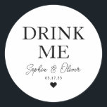 DRINK ME Dessert Candy Pub Heart Wedor Favor Runt Klistermärke<br><div class="desc">Ett klassiskt svart Bröllop-märke i Tack med texten "Drink Me" i ett klassiskt modernt teckensnitt i eleganten. Du kan enkelt personlig det med ditt namn och bröllop-datum.</div>