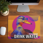 Drink Vatten Anka Meme Musmatta<br><div class="desc">Håll dig hydrerad och underhållen vid ditt skrivbord med denna pulserande Drink Vatten Anka-musmatta. Den här designen är inspirerad av det populära internetminnet och har en färgstark anka i solglasögon med frasen "DRINK VATTEN" i fetstil. Lägg till din egen namn för en lekfull personlig som gör den unik för dig....</div>