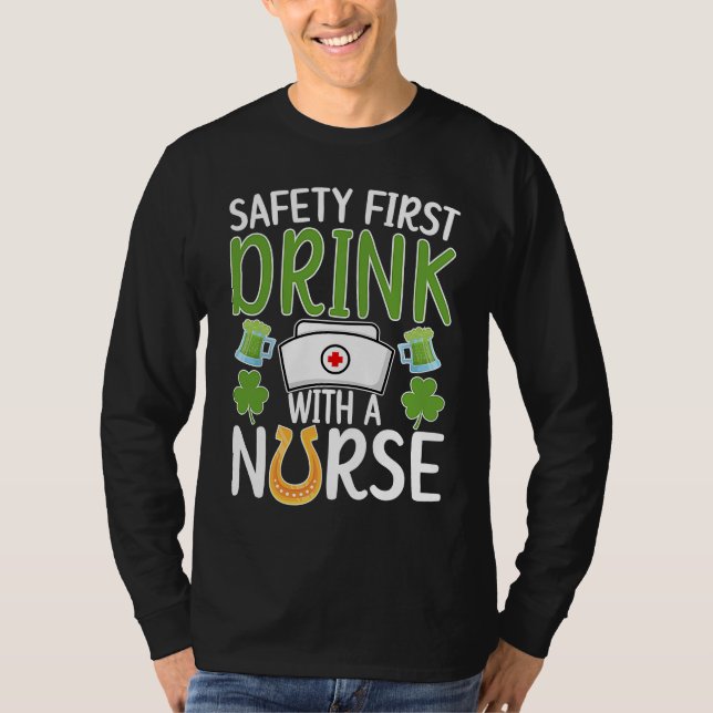 Drink With A Nurse St Patrick's Day Nursing Shamro T Shirt (Framsida)