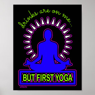 DRINKAR ÄR PÅ MIG, MEN FÖRST YOGA rolig yogavent Poster