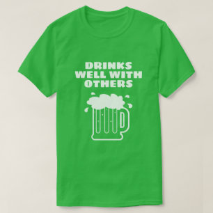Drinkar väller fram med andra - grön st patricks t shirt