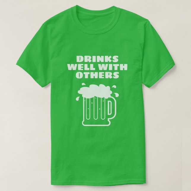 Drinkar väller fram med andra - grön st patricks t shirt (Design framsida)