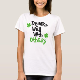 Drinkar väller fram med andra t shirt