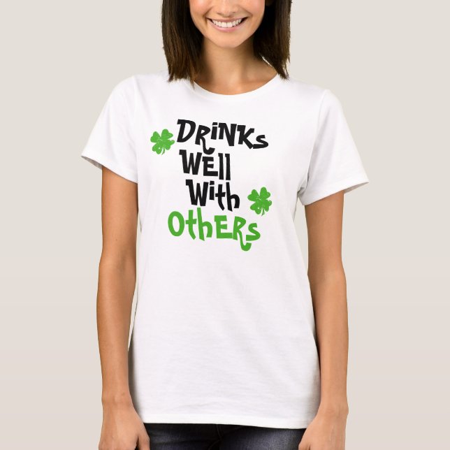 Drinkar väller fram med andra t shirt (Framsida)