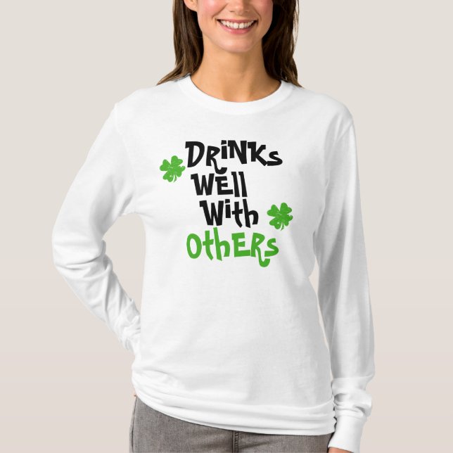 Drinkar väller fram med andra tee shirt (Framsida)