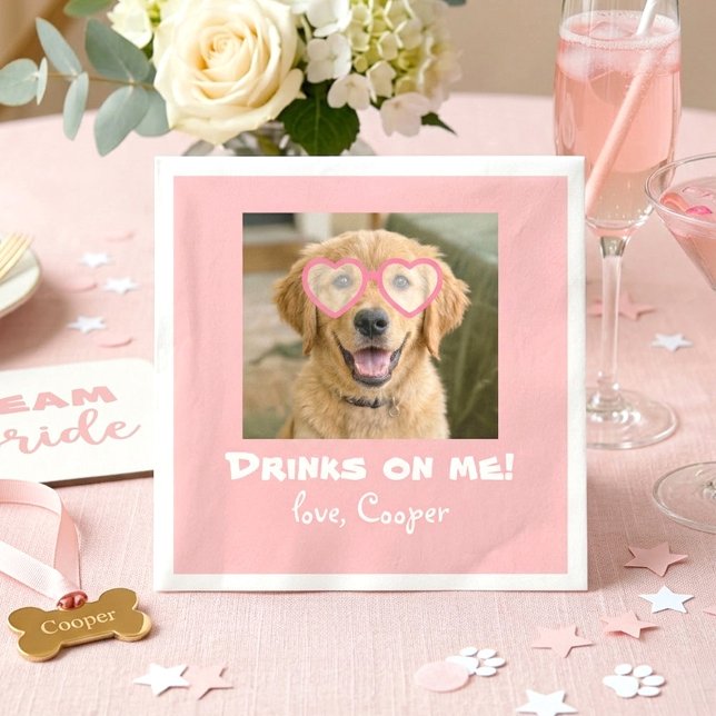 Drinken är på mig Söt Rolig Hund Foto Modern Rosa Pappersservett (Funny Pink Wedding Napkins with Dog Photo)