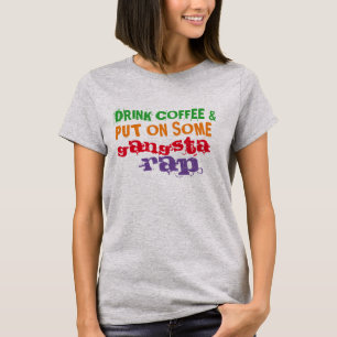 drinkkaffe och pålagt någon gangsta rappar den tee shirt