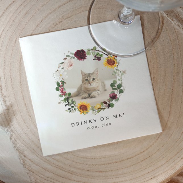 Drinks on Us Modern Cute Pet Photo Floral Wedding Pappersservett (Cute autumn wedding napkins with pet photo and watercolor sunflower wreath, “drinks on us” text.)