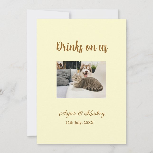 Drinks on us open bar pet photo wedding couple dat inbjudningar (Framsida)