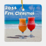 Drinks på Beach First-julet Dold Julgransprydnad Keramik<br><div class="desc">Kvadratisk julprydnad för att träd ska hedra minnet av en "första jul" tillsammans, antingen som dejt eller gift. Orange och rött, frostigt, höga drycker sitter på en solig strand, med tre ställe för att anpassa texten. Inkludera namn och årsdatum. Endast de kvadratiska alternativen fungerar för den här designen och det...</div>