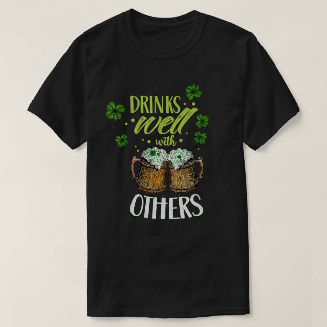 Drinks väl med andra födelsedagar Irish St Patrick T Shirt (Design framsida)