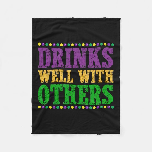 Drinks well with other underle Mardi Gras 2025 Fleecefilt (Framsidan)