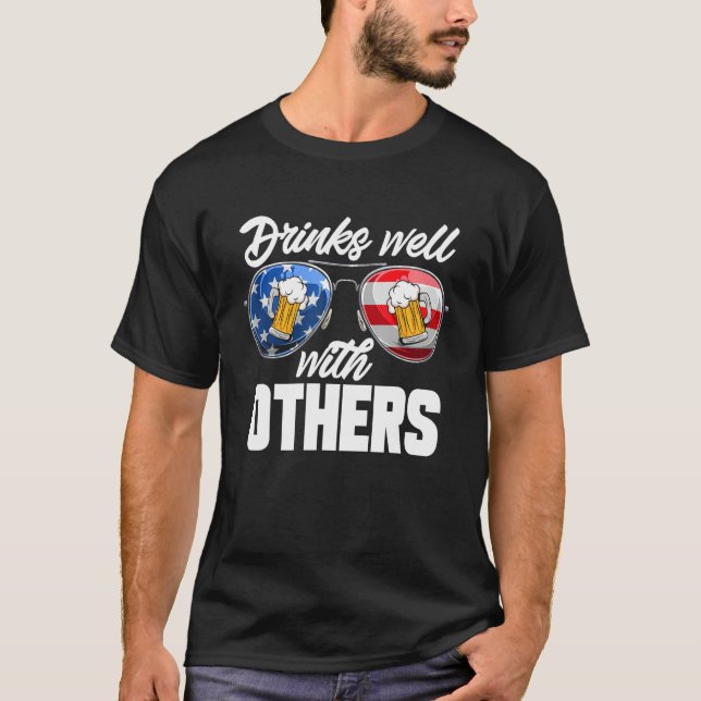 Drinks Well With Others 4th Of July Drinking T Shirt (Framsida)