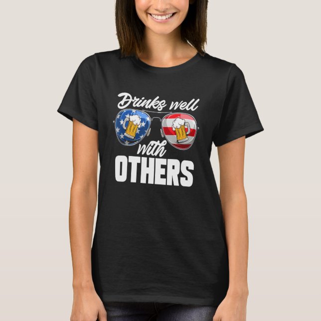 Drinks Well With Others 4th Of July Drinking T Shirt (Framsida)