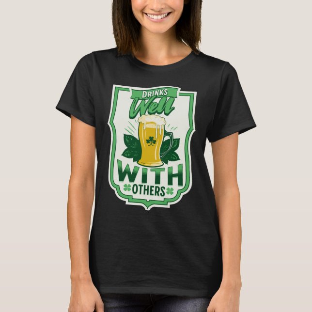 Drinks Well With Others Beer Saint Patrick s Day D T Shirt (Framsida)
